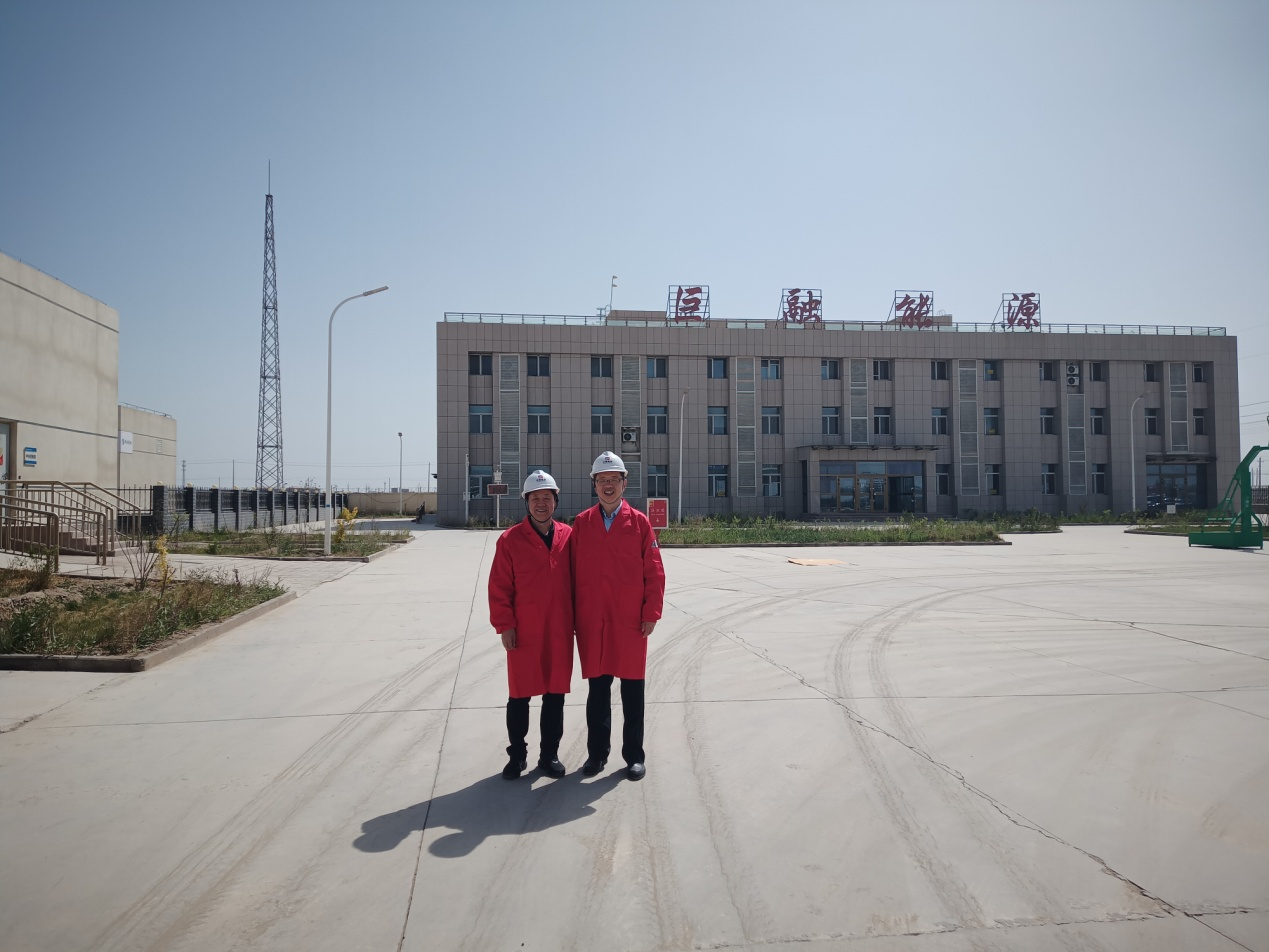 巨融能源副總裁與前來考察減排項目的德國馬博油氣公司亞太和北美區總裁關潯先生在巴州巨融工廠合影.png